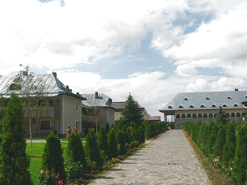 File:Mănăstirea Cămârzani11.jpg
