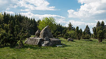 Deutsch: Felsformation und Wacholderbüsche im Naturschutzgebiet Wacholderheide Westernohe, Landschaftsschutzgebiet Krombachtalsperre