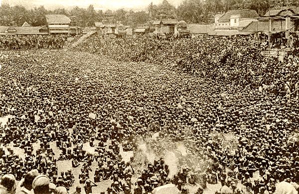 A 19th-century archival photo of crowds at the Mahamaham festival (published in Germany in 1900)