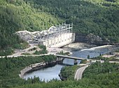 Les huit groupes turbine de la centrale Manic-cinq ont une puissance installée de 1 596 MW. Sur la photo, prise du haut du barrage Daniel-Johnson, on peut apercevoir la turbulence provoquée par le fonctionnement de quatre des huit turbines.