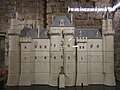 Model care arată Castelul Luvru după lucrările de extindere ale Regelui Carol al V-lea de Valois în 1350. Observați lucarne de pe acoperișuri