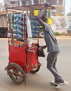 6ème : Marchant ambulant à Kipé / par Dalandasow