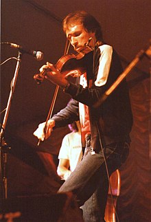 O'Connor on stage at the 1985 Cambridge Folk Festival