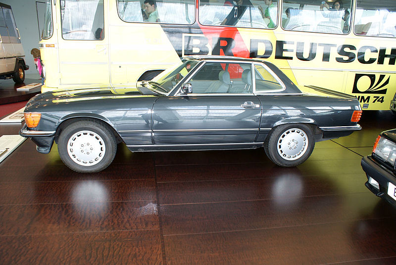 File:Mercedes-Benz 500SL 1988 Hardy Krüger LSide MBMuse 9June2013 (14797012518).jpg