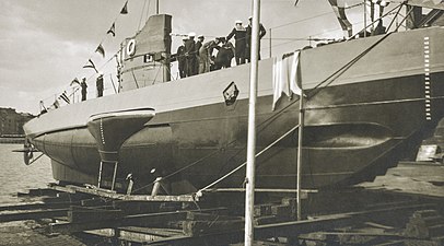 Merivoimien sukellusvene Saukon vesillelasku Hietalahden telakalla (hkm.HKMS000005-km0000ncdi).jpg
