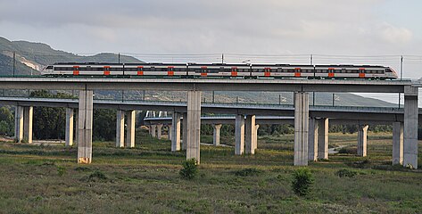 Español: Un automotor eléctrico Civia 465, que realiza un servicio R8 de Rodalies de Catalunya a Granollers Centre, entra en el enlace del Nudo de Mollet que une la línea 246 Castellbisbal - Mollet-Sant Fost y la estación de Mollet-Sant Fost.