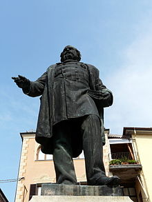 Monumento al medico e senatore Giovanni Garelli