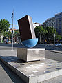 Monument al llibre, sculptuur uit 1994 van Joan Brossa i Cuervo op het kruispunt met de Gran Via geschonken door de Catalaanse vereniging van antiquariaathouders (Gremi de llibreters de vell de Catalunya)