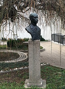 Busto di uomo baffuto in un parco