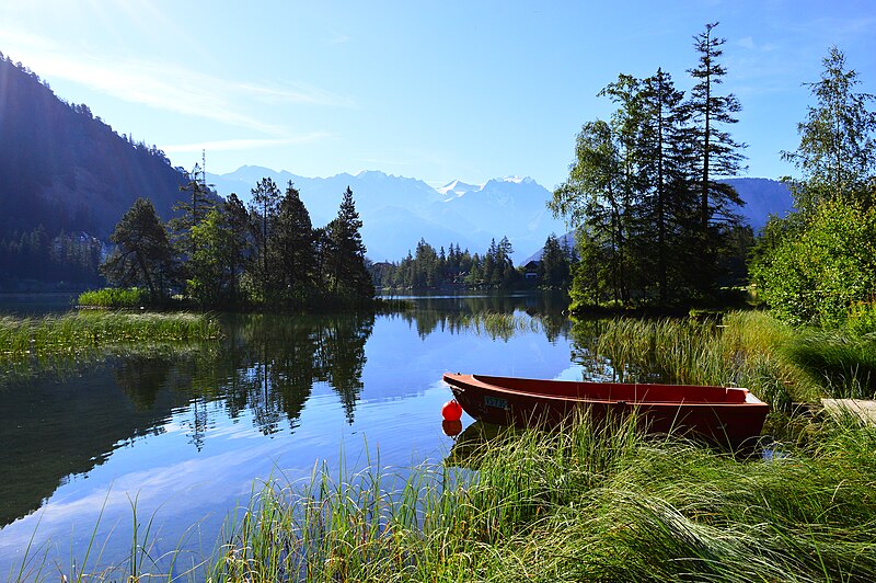 File:Morgenidylle am Lac de Champex im Hochsommer.jpg