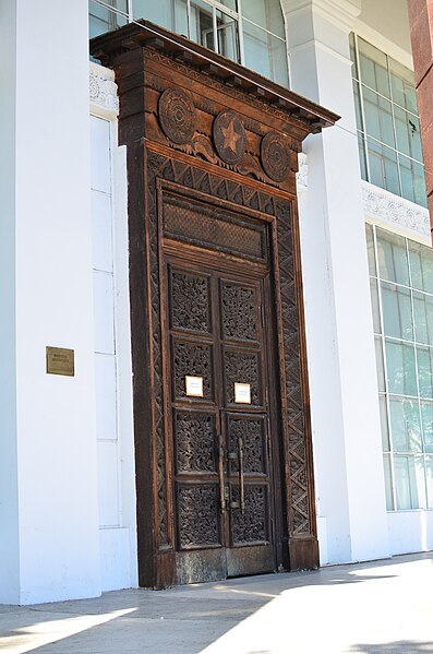 File:Moscow, VDNKh, carved doors of Karelia pavilion (18).jpg