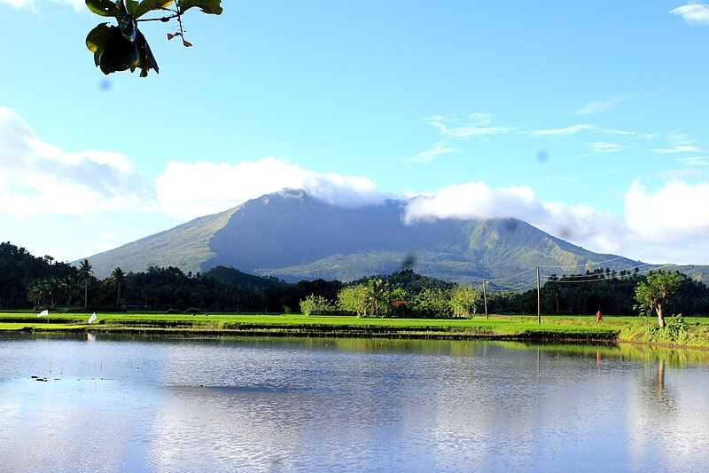 File:Mt. Asog seen at Buhi Cam Sur .JPG