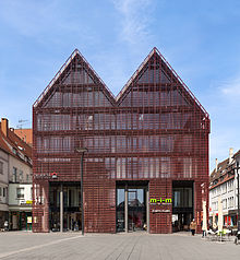 Das neue, zweigiebelige Haus der Museumsgesellschaft (rote Lamellen-Fassade)