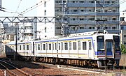 車側灯の高さが異なる1次車（1033F）と3次車（1036F）の4両編成 （2017年6月17日 新今宮駅）