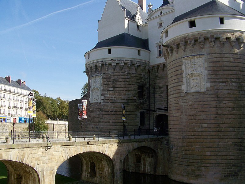 File:Nantes - château - porte.jpg