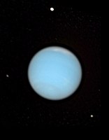2005年にハッブル宇宙望遠鏡が撮影したプロテウス（海王星の上）。右下はラリッサ、左はデスピナ。