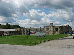 Жаңа Castle Armory, поселкедегі тарихи орын