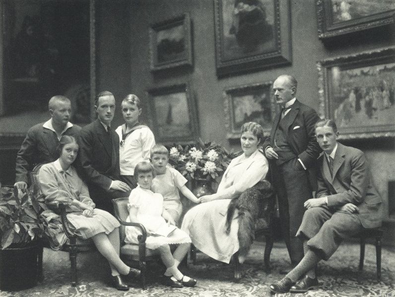File:Nicola Perscheid - Gustav Krupp von Bohlen und Halbach und Familie 1928.jpg