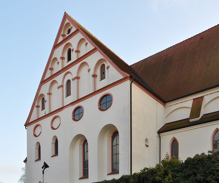 File:Oberstadion Pfarrkirche außen Nordfassade Giebel.jpg