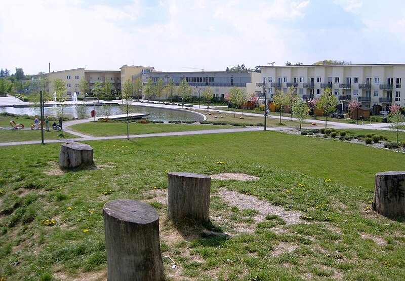 File:Olching, Großsiedlung Schwaigfeld mit Park.JPG