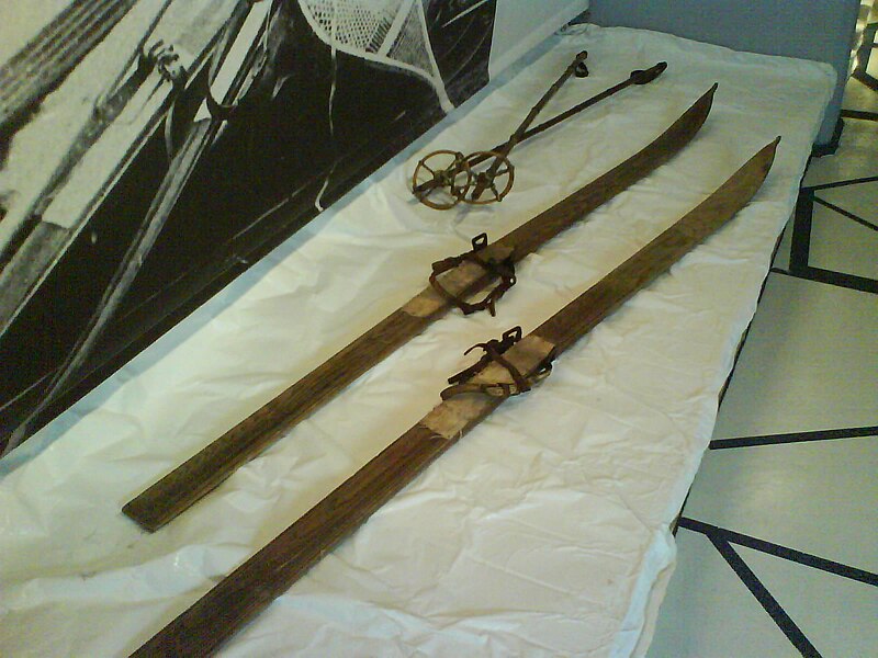 File:Old skis.jpg