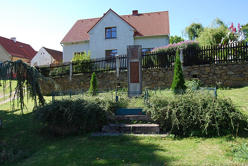 File:Olešná - memorial.jpg