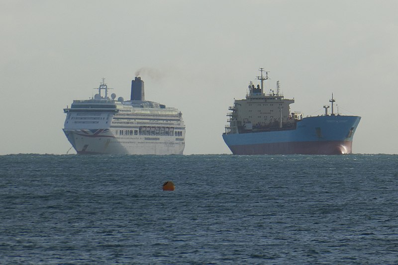 File:P&O Aurora & Kirsten Maersk (50623824887).jpg