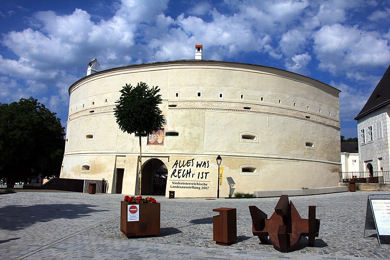 File:Pöggstall-Schloss 2242.JPG