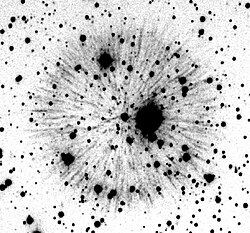 Pa 30 היא שארית הסופרנובה של סופרנובה 1181. כאן נראית הערפילית כחוטים דקים וארוכים הקורנים החוצה מהכוכב המרכזי.