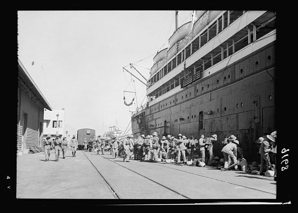 Laurentic in Haifa as a troop ship in 1936, with British troops on the quayside