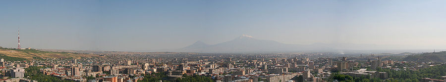 Panorama arménského hlavního města Jerevanu s horou Ararat