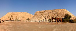 Die Groot Tempel van Ramses II is links en die Klein Tempel van Nefertari regs.