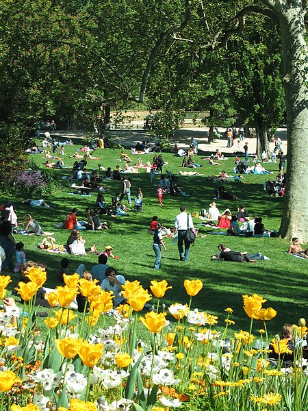 File:Parc des Buttes Chaumont.jpg