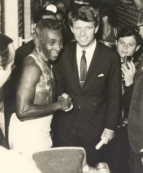 File:Pelé e Robert Kennedy, sem data.tif