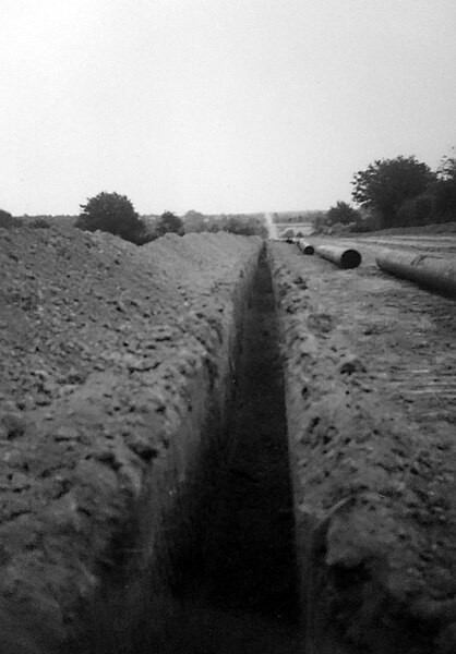 File:Pipeline de Donges à Metz.jpg