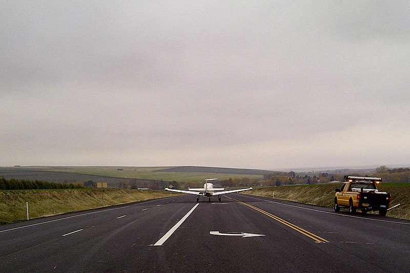 File:Plane takes off from Oregon 11 (8169736254).jpg