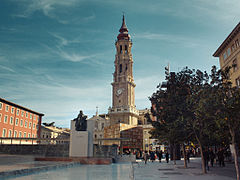 Goya-Denkmal mit der Kathedrale des Erlösers im Hintergrund