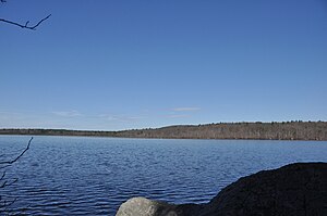 Ponkapoag Pond met de Great Blue Hill op de achtergrond