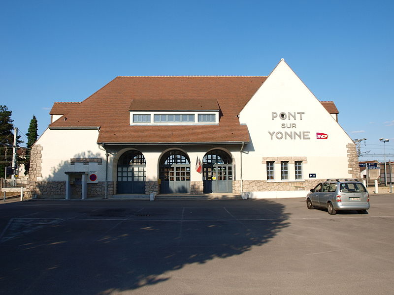 File:Pont-sur-Yonne-FR-89-la gare-a01.jpg