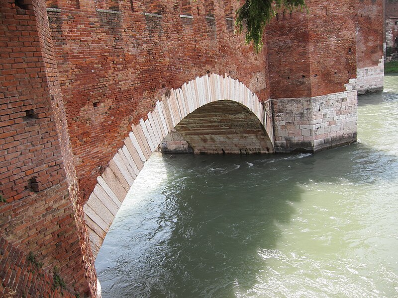 Файл:Ponte Scaligero Verona-04.JPG