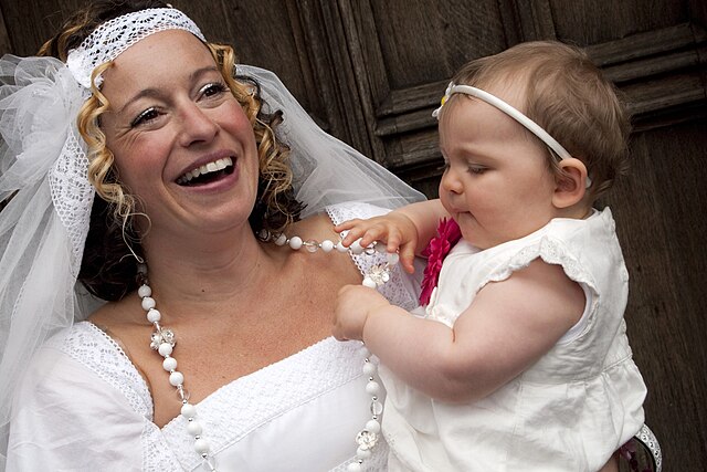 Rusby with her daughter at her 2010 wedding to fellow musician Damien O'Kane