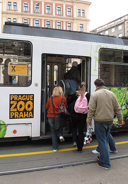 File:Praha, Náměstí I. P. Pavlova - lidé nastupují do tramvaje X jedoucí ve směru Karlovo Náměstí.JPG