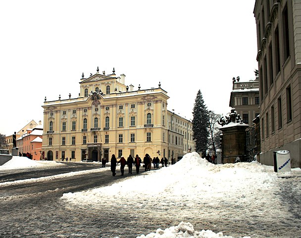 608px-Praha_Hrad_sníh_2010_23.jpg (608×480)