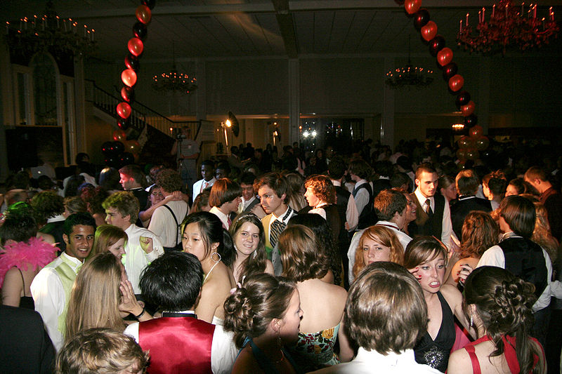 File:Prom crowded dancefloor.jpg