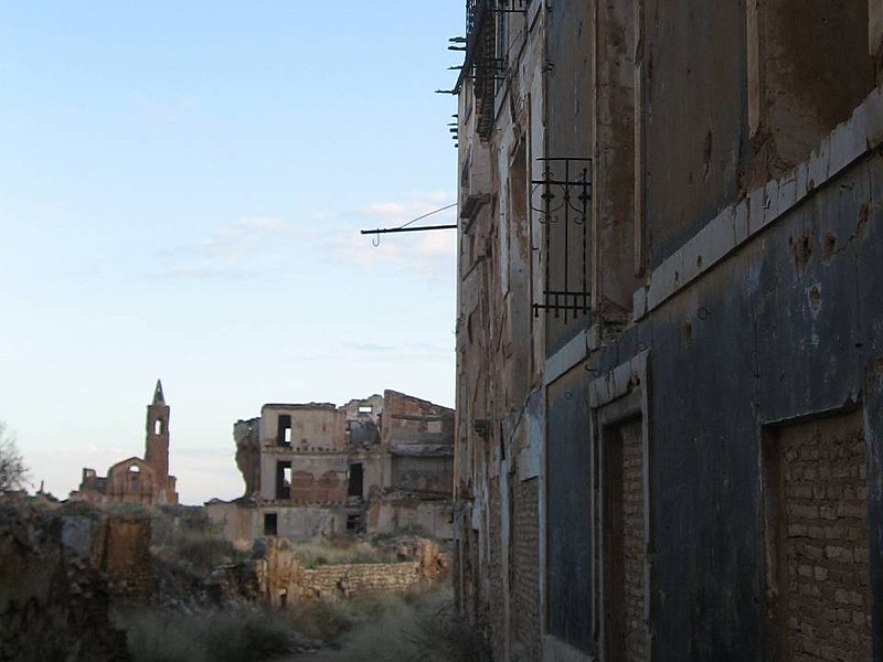 File:Pueblo Viejo de Belchite San Martín.jpg