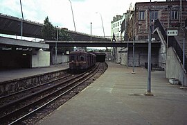 Un train Standard à l'arrêt de Pont de Saint-Cloud en 1982.