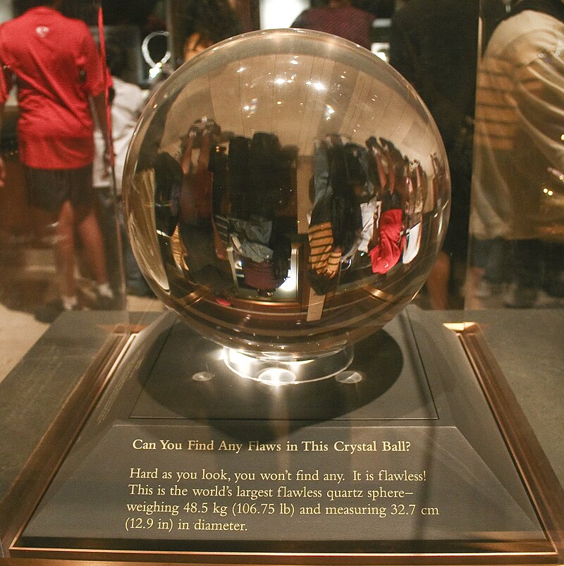 A história da bola de cristal: desde a sua origem até o imaginário