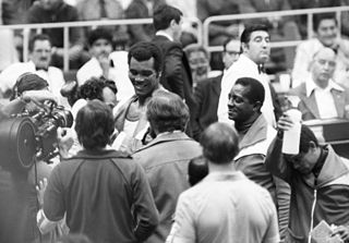 RIAN archive 581839 Boxer Teofilo Stevenson talks with journalist.jpg