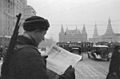 Een soldaat in oorlogstijd leest de Pravda - december 1941