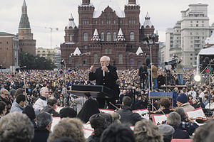 English: Conductor Mstislav Rostropovich performs on Moscow's Red Square Русский: Дирижер М.Л. Ростропович с концертом на Красной площади в Москве